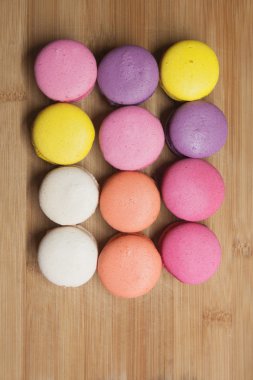 ahşap arka plan üzerinde macaroons