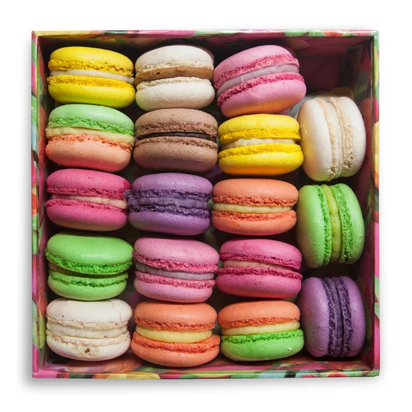 Macarrón francés colorido en una caja de pastel cuadrada — Foto de Stock