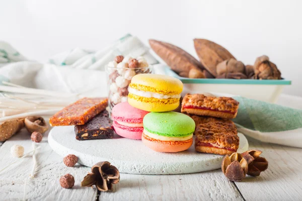 Cereales para el desayuno, galletas, nueces, frutas secas y macarrones coloridos — Foto de Stock