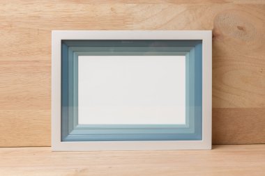 ahşap zemin üzerinde boş fotoğraf çerçevesi