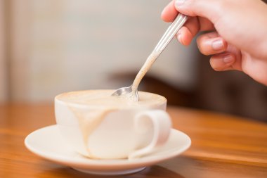 ahşap masa, yumuşak ve seçici odak üzerinde el ile kahve fincanı