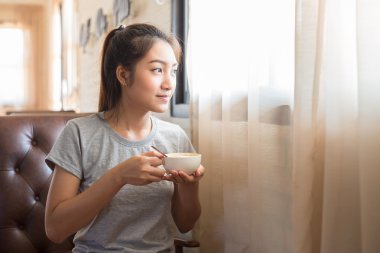 Kahve pencere yanında olan kadın