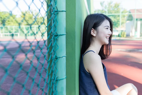 Tenis kortunda Tenis oynadıktan sonra güzel Asyalı kız — Stok fotoğraf