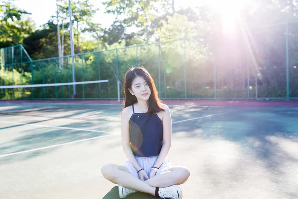 Hermosa chica asiática en pista de tenis después de jugar tenis —  Fotos de Stock