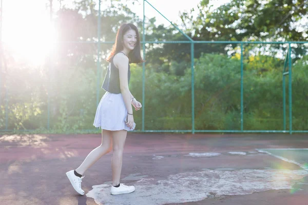 Hermosa chica asiática en pista de tenis después de jugar tenis —  Fotos de Stock