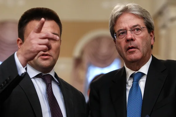 İtalya Ukrayna, toprak bütünlüğünün destekler Kiev Ukrayna Dışişleri Bakanı Pavlo Klimkin ile görüşme sonrasında bir basın toplantısında İtalyan Dışişleri Bakanı Paolo Gentiloni dedi. — Stok fotoğraf