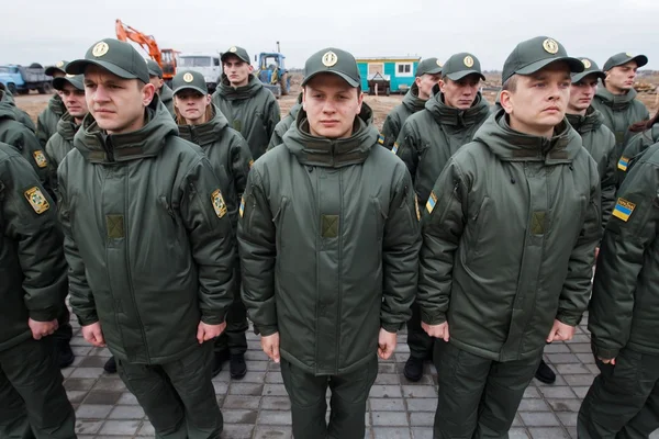 El proyecto piloto aborda el puesto de control fronterizo de Kiev dentro de la reforma del Servicio de Fronteras del Estado. Se seleccionaron 160 guardias fronterizos entre 373 candidatos. Construcción de una casa en Boryspil para 66 piso — Foto de Stock