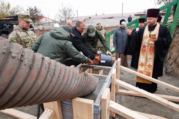 El proyecto piloto aborda el puesto de control fronterizo de Kiev dentro de la reforma del Servicio de Fronteras del Estado. Se seleccionaron 160 guardias fronterizos entre 373 candidatos. Construcción de una casa en Boryspil para 66 piso — Foto de Stock