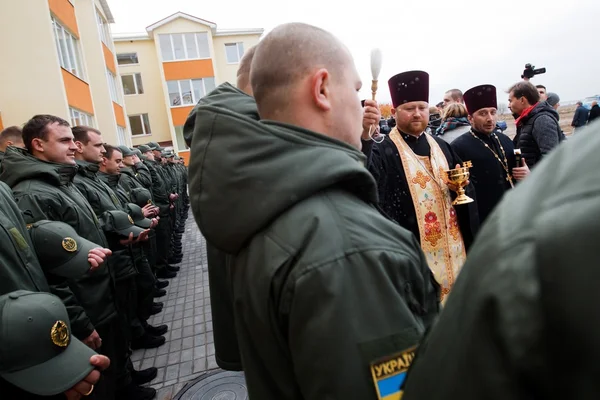 Пілотний проект адрес у Києві пропуску через державний кордон в рамках реформи Державної прикордонної служби. 160 прикордонники були відібрані 373 кандидатів. Будівництво будинку в Борисполі для плоских 66 — стокове фото