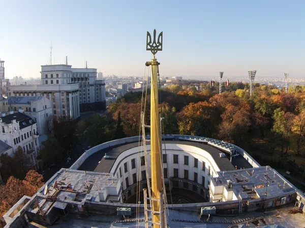 Тризуб з'являється над куполом Верховної Ради України, на 29 жовтня 2015. Стокове Зображення