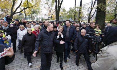 Batkivschyna Partisi lideri Yulia Timoşenko 1 Kasım 2015 tarihinde Bakanlar karşı yüksek yarar oranları, aka tarife Maidan, dışında bir protesto eylemi katıldı.