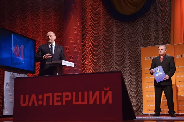 Boryslav Bereza, uno de los dos candidatos para el cargo de alcalde de Kiev, participó en los debates antes de la segunda vuelta en la Universidad Taras Shevchenko en Kiev el 11 de noviembre de 2015. Candidato Vitali Klitschko di — Foto de Stock