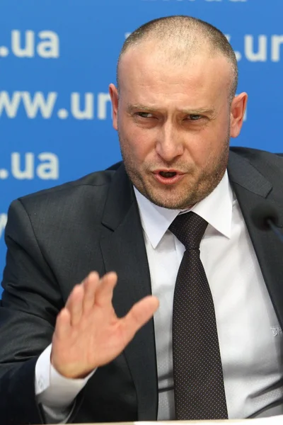 Депутат Верховної Ради Дмитро Yarosh оголошує, що він сходинок вниз, як лідер право сектор національної визвольного руху. Стокова Картинка