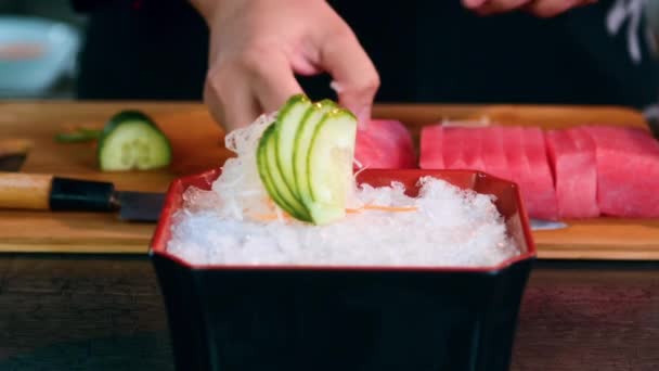 Mujer haciendo Sashimi — Vídeo de stock