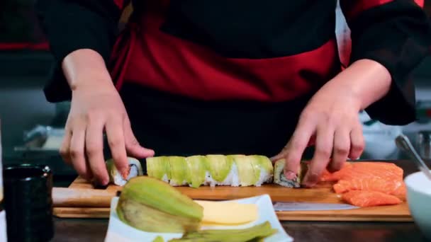 Mujer haciendo Sashimi — Vídeo de stock