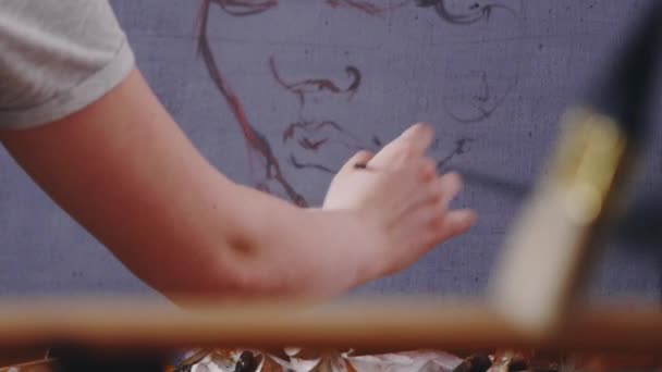Artista pinta um quadro — Vídeo de Stock