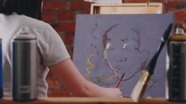 Artista dipinge un quadro — Video Stock