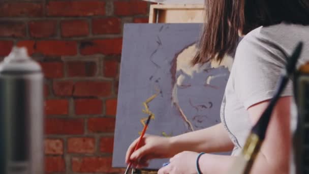 Художник малює картину — стокове відео