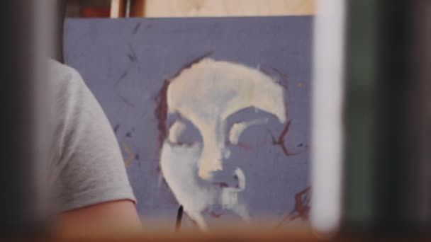 Artista dipinge un quadro — Video Stock