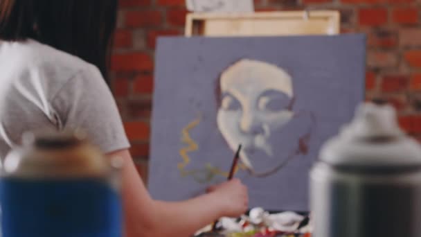 Künstler malt ein Bild — Stockvideo