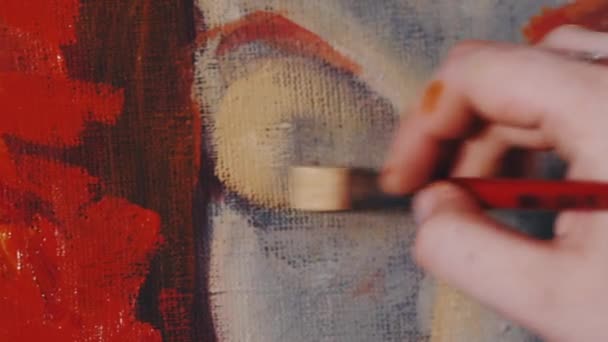 Artista pinta um quadro — Vídeo de Stock