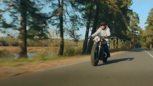 Camino del bosque caferacer — Vídeo de stock