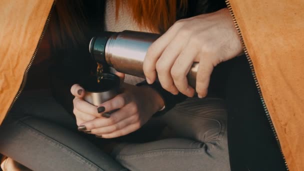 O cara e a menina na natureza — Vídeo de Stock