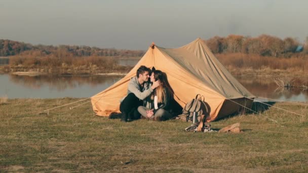 Killen och tjejen på natur — Stockvideo