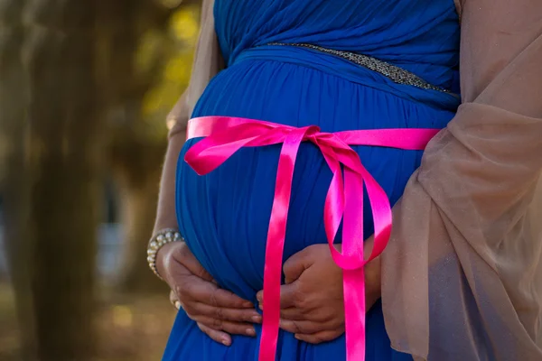 Zwanger buik met roze lint — Stockfoto