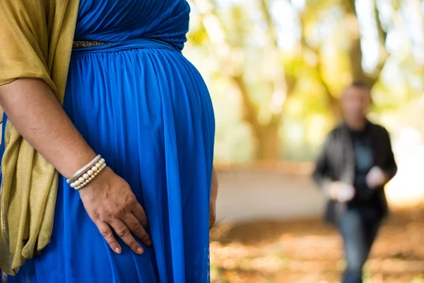 Zwangere wachten voor baby schoenen — Stockfoto