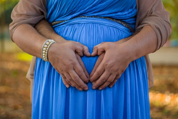 Paar handen op zwangere buik — Stockfoto