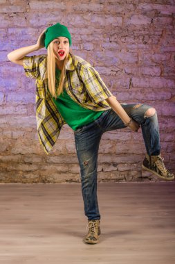 Genç güzel modern stil dansçı