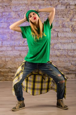 güzel tarzı modern dansçı