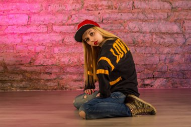 güzel tarzı modern dansçı