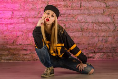 güzel tarzı modern dansçı