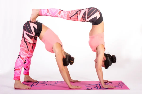 Yoga acrobático sobre fondo blanco — Foto de Stock