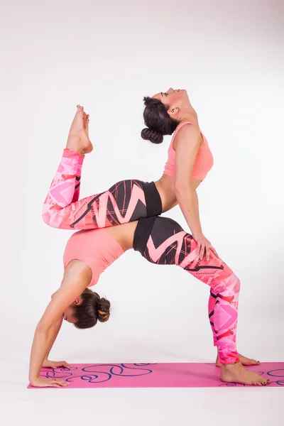 Yoga acrobático sobre fondo blanco — Foto de Stock