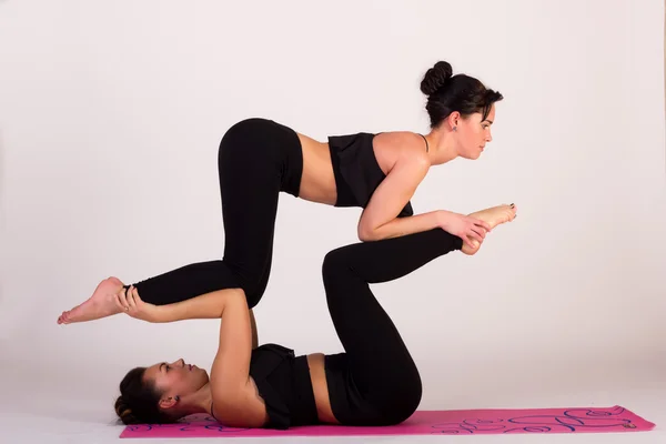 Yoga acrobático sobre fondo blanco — Foto de Stock