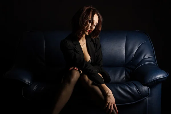 Сексуальная молодая женщина в черном белье — стоковое фото