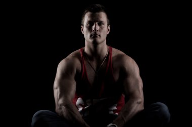 Siyah arka planda güçlü atletik adam