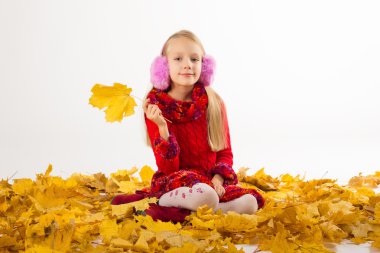 Kız sarı yaprakları ile sonbahar