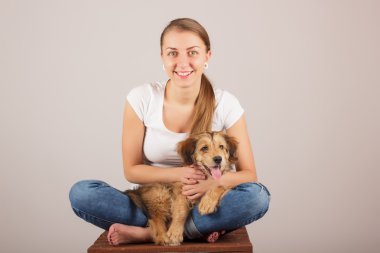 Güzel bir kadın ve küçük bir köpek