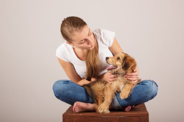 Güzel bir kadın ve küçük bir köpek