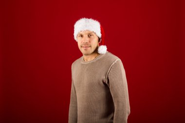 Noel adam Noel Baba şapkası ile