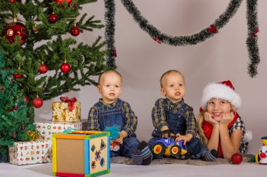 Çocuklar Noel ağacı tarafından oyun