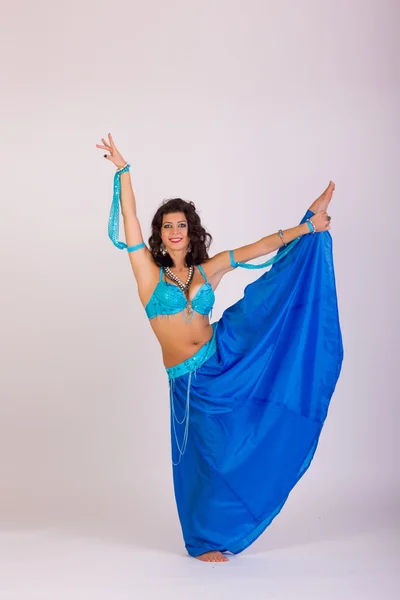 Hermosa bailarina del vientre — Foto de Stock