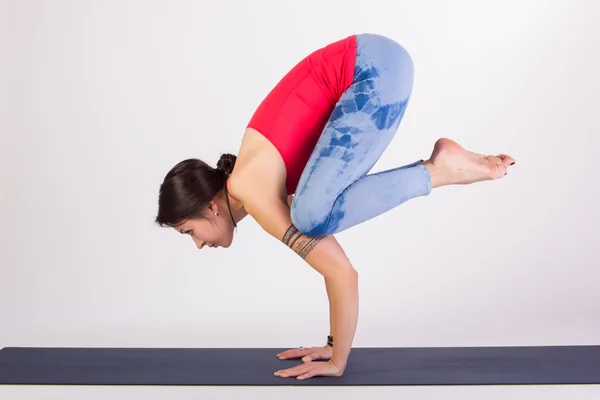 Hermosa pose de yoga de entrenamiento mujer — Foto de Stock