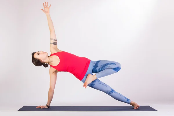 Hermosa pose de yoga de entrenamiento mujer — Foto de Stock