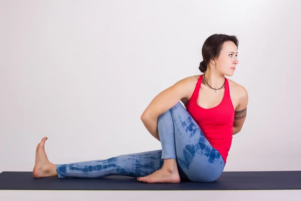 Piękna kobieta treningu jogi poza — Zdjęcie stockowe
