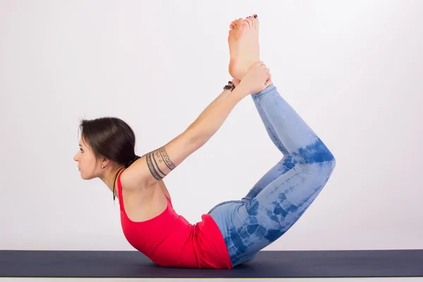Wanita cantik berlatih pose yoga — Stok Foto